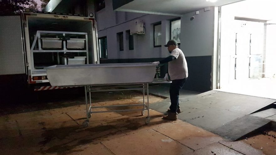 Corpos de homens mortos em duplo homicídio chegam ao IML