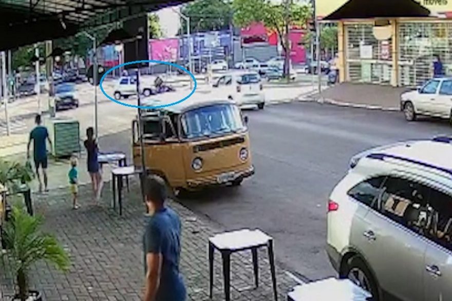 Câmera flagra acidente entre carro e moto na Avenida Brasil