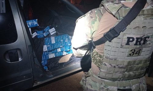 Kangoo com placas de Cascavel é apreendido com 15 mil maços de cigarros contrabandeados