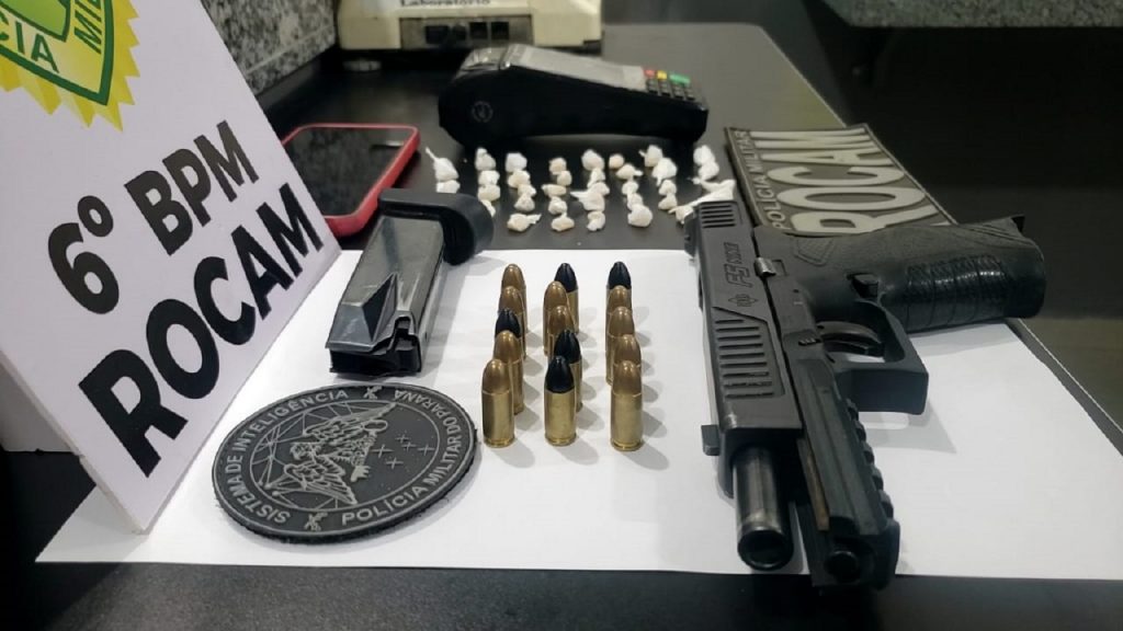 Rocam encontra drogas, arma e munições em apartamento de suspeito de tráfico no Santo Inácio Rocam encontra drogas, arma e munições em apartamento de suspeito de tráfico no Santo Inácio