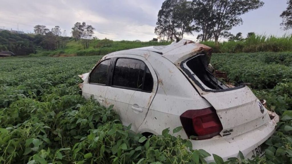 Motorista de Apucarana fica ferido após capotar carro na PR-170 Motorista de Apucarana fica ferido após capotar carro na PR-170