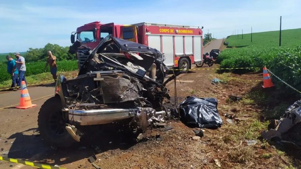 Caminhão e utilitário se envolvem em acidente fatal no Paraná Caminhão e utilitário se envolvem em acidente fatal no Paraná