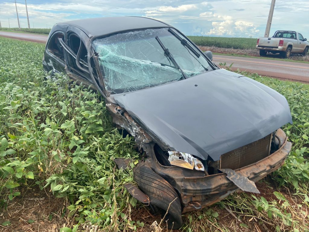 Condutor de Celta abandona carro ao se envolver em acidente com Toro na PR-364