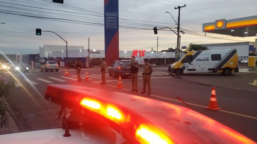 Bloqueio de trânsito é realizado pela Polícia Militar em Cascavel