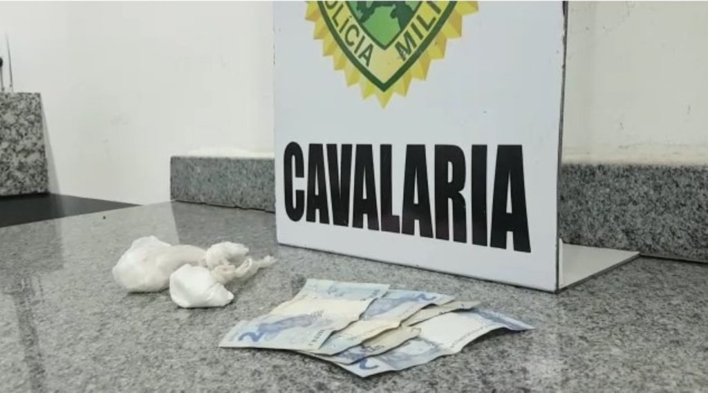 Com 30 gramas de cocaína, homem é detido pela Cavalaria