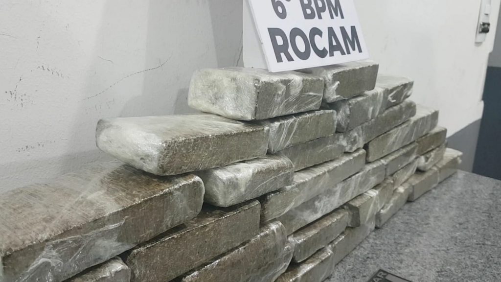 Rocam apreende 13 kg de maconha durante fiscalização a ônibus de linha Rocam apreende 13 kg de maconha durante fiscalização a ônibus de linha