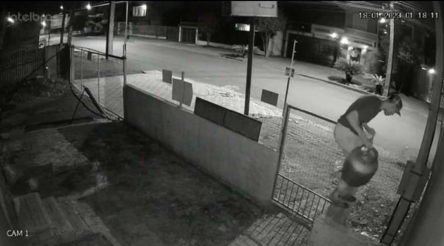Câmera flagra ladrão furtando botijão de gás em empresa no bairro Alto Alegre