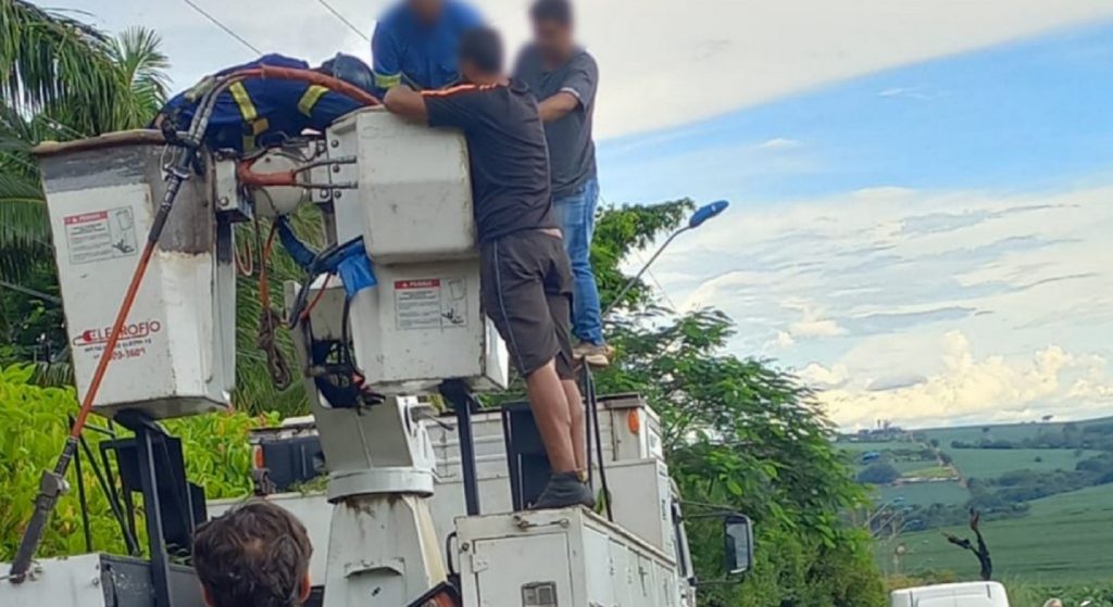 Homem sobrevive a descarga elétrica de 220v enquanto trabalhava em Maringá Homem sobrevive a descarga elétrica de 220v enquanto trabalhava em Maringá