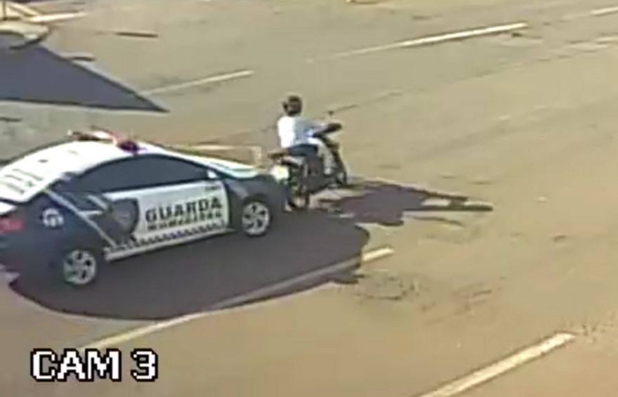 Vídeo mostra viatura da GM batendo na traseira de moto e derrubando motociclista na Avenida Rocha Pombo