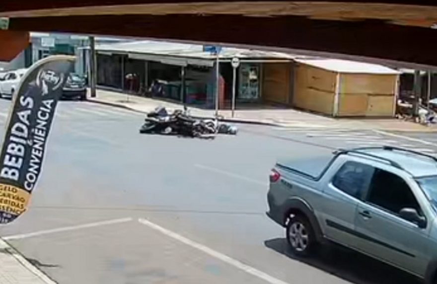 Vídeo mostra colisão entre motos no Bairro Santa Cruz