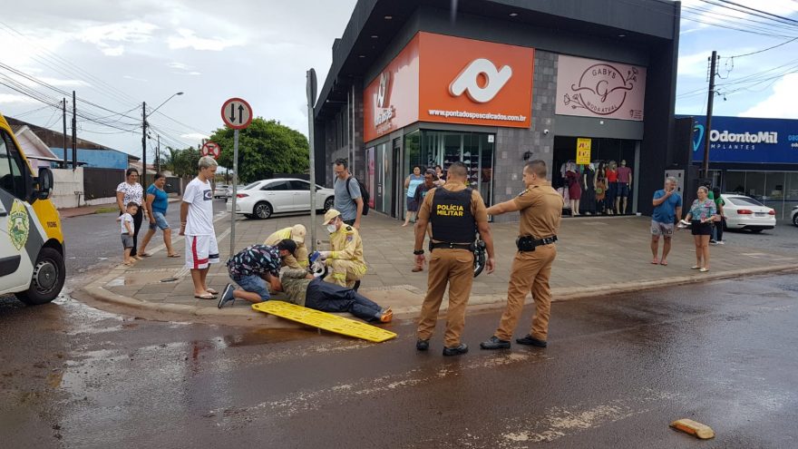 Pedestre e piloto de moto ficam feridos após atropelamento