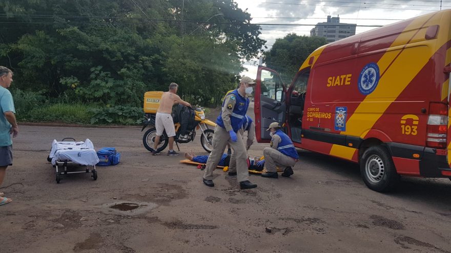 Por conta de pedras na pista, motociclista sofre queda