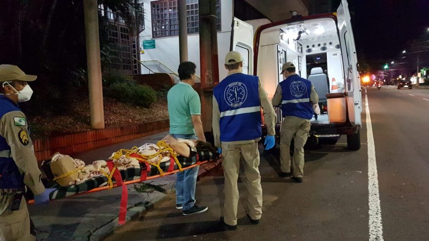 Vítima de queda é socorrida pelo Siate na Rua Rio de Janeiro