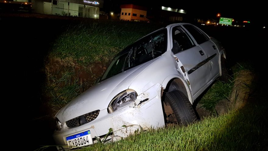 Corsa com registro de furto é abandonado após sair da pista na BR-277
