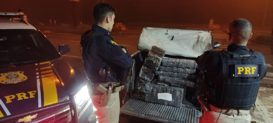 PRF apreende 375,12 quilos de maconha prensada e recupera veículo furtado