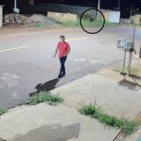 Homicídio do Florais: Vídeo mostra homem saindo do mato e perseguindo vítima Imagem referente a Homicídio do Florais: Vídeo mostra homem saindo do mato e perseguindo vítima