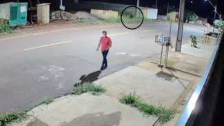 Homicídio do Florais: Vídeo mostra homem saindo do mato e perseguindo vítima