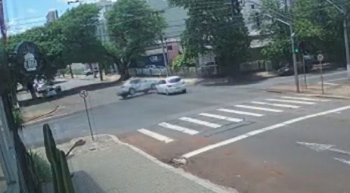 Câmera registra forte colisão de trânsito no Centro Câmera registra forte colisão de trânsito no Centro
