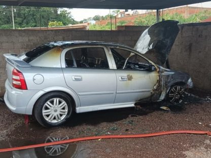 Astra pega fogo enquanto estava estacionado na garagem de casa Imagem referente a Astra pega fogo enquanto estava estacionado na garagem de casa