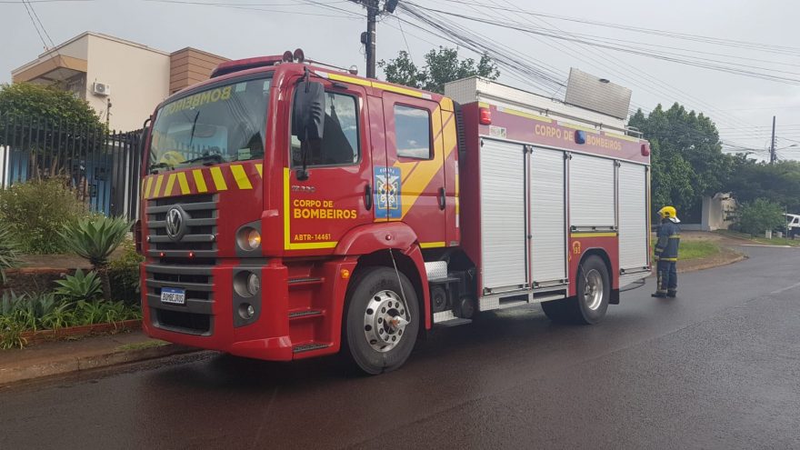 Princípio de incêndio em casa de madeira mobiliza Corpo de Bombeiros