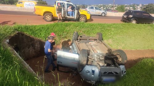 Carro capota na PRc-467 em Cascavel Carro capota na PRc-467 em Cascavel