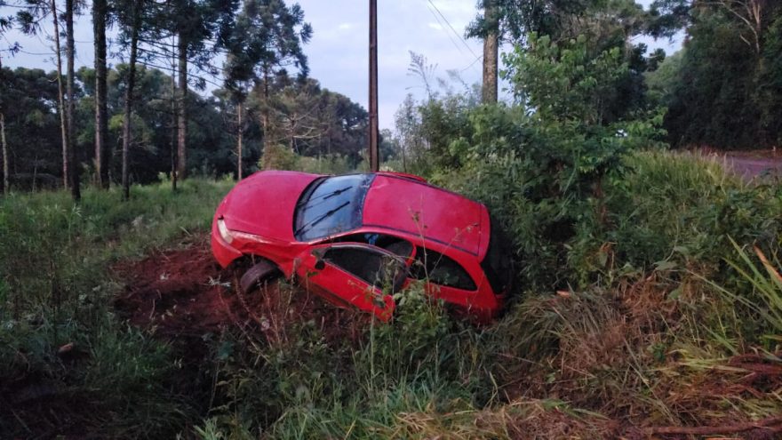Vítima de capotamento é socorrida pelo Siate na BR-277 em Cascavel
