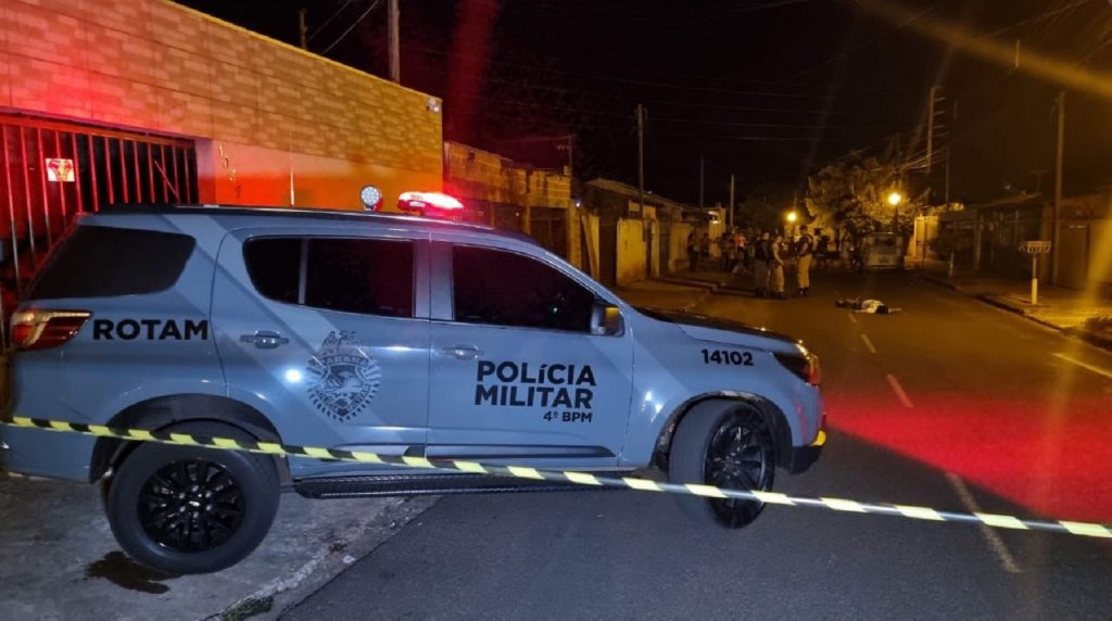 Mulher é executada com vários tiros em Sarandi Mulher é executada com vários tiros em Sarandi