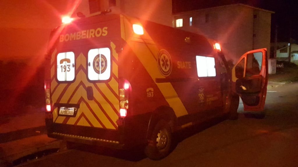 Homem fere a mão e é atendido pelo Siate no Conjunto Riviera Homem fere a mão e é atendido pelo Siate no Conjunto Riviera