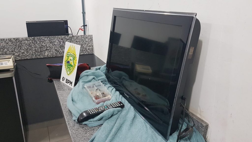Homem é detido após furtar televisor e bijuterias de residência no Santo Onofre Homem é detido após furtar televisor e bijuterias de residência no Santo Onofre