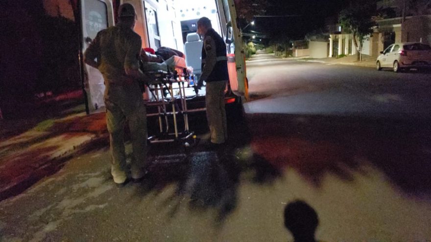 Mulher torce o pé ao subir degrau e precisa de atendimento do Siate na Neva