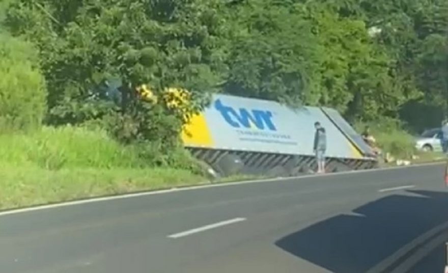 Carreta tomba na BR-277, em Candói