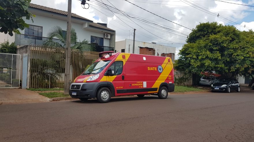 Mulher sofre escoriação no rosto após queda no interior de residência