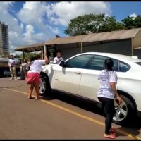 Imagem referente a Familiares depredam BMW de advogado após autor de homicídio prestar depoimento e ser liberado