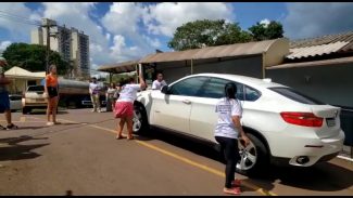 Familiares depredam BMW de advogado após autor de homicídio prestar depoimento e ser liberado