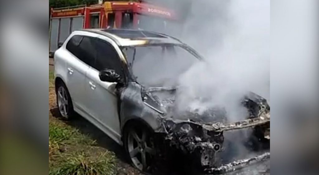 Veículo Volvo pega fogo em Marechal