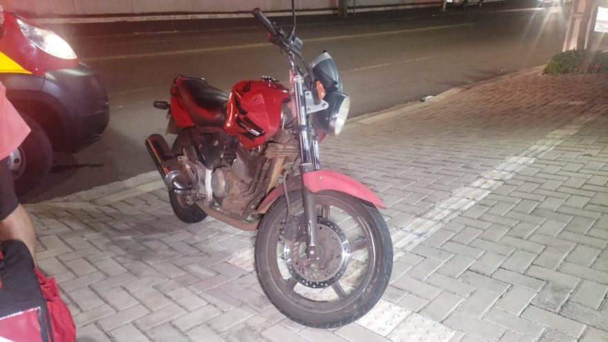 Motociclista fica ferido em colisão na Rua Jacarezinho