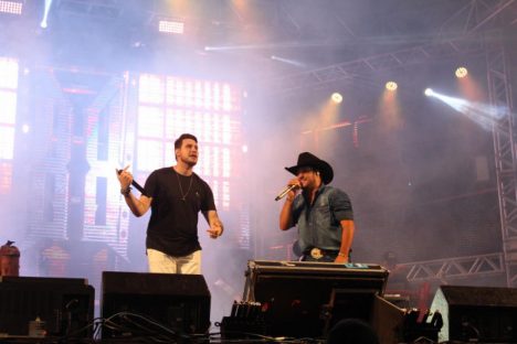 Praias de Matinhos e Pontal lotam durante shows de Leonardo e da dupla Bruno & Barretto Imagem referente a Praias de Matinhos e Pontal lotam durante shows de Leonardo e da dupla Bruno & Barretto