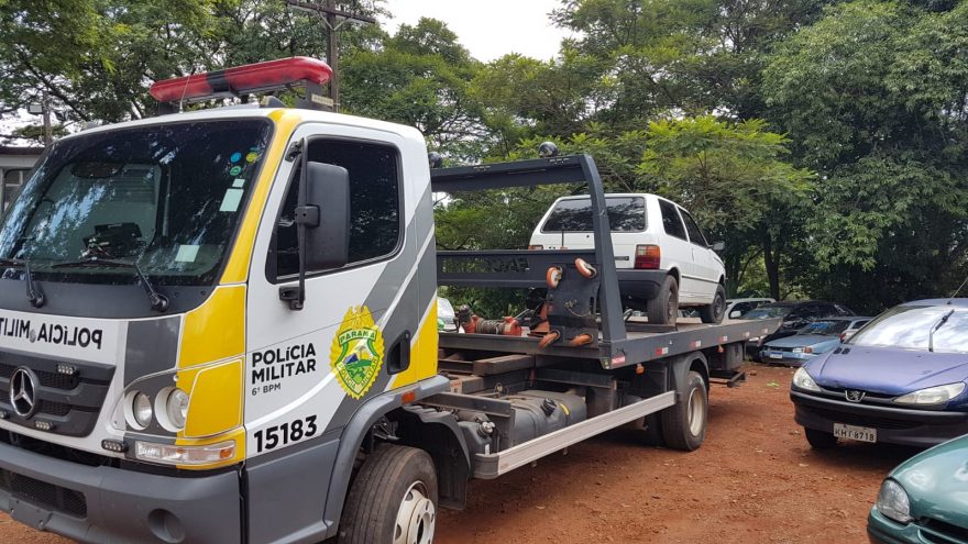 Uno que foi furtado no início do ano é encontrado abandonado no Floresta