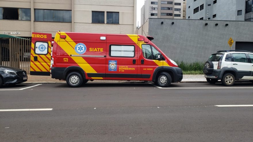 Bombeiros atendem vítima de queda na Rua Rio de Janeiro, no Centro