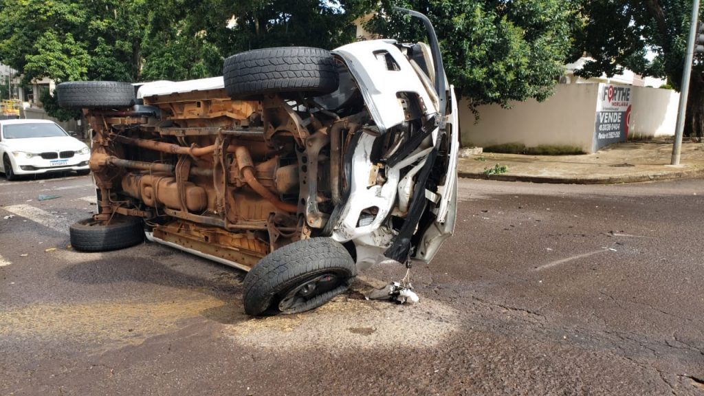 Forte colisão com tombamento é registrada no Centro