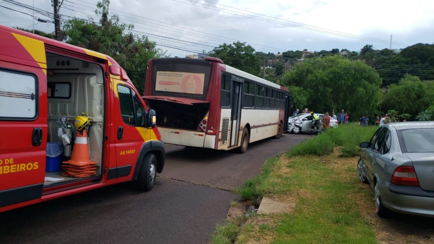 Carro e ônibus colidem em Cascavel; mulher ficou ferida