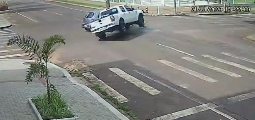 Veja momento exato em que caminhonete tomba e carro destrói fachada de igreja no Centro