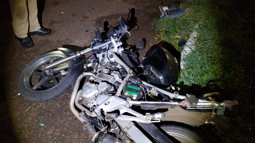 Motociclista sofre múltiplas fraturas em colisão envolvendo três veículos