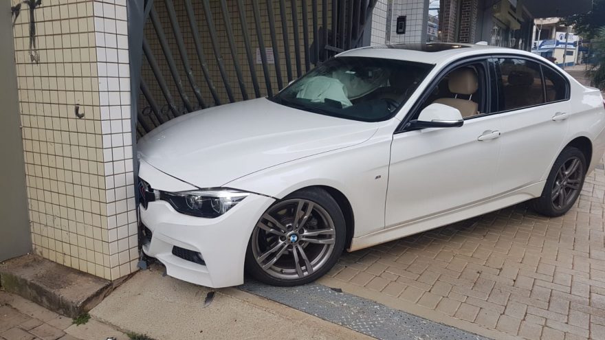 Após bater BMW contra portão, condutor abandona veículo e foge
