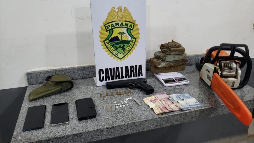 Durante abordagem, Cavalaria apreende drogas e itens furtados