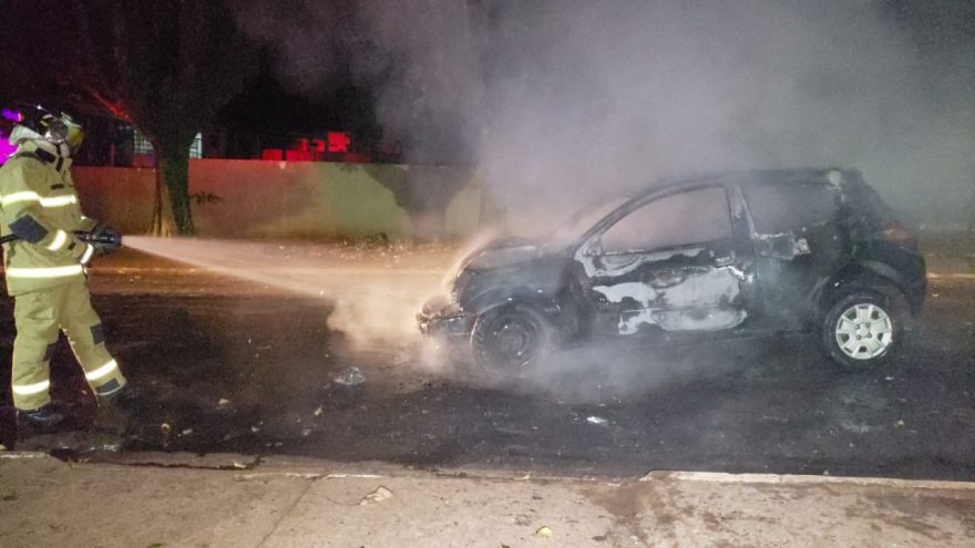 Após colisão, Ford Ka pega fogo e fica destruído