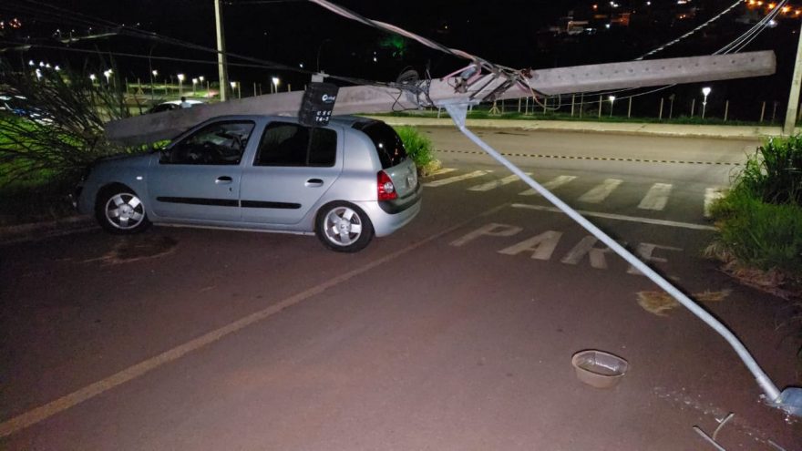 Poste elétrico cai sobre Clio após colisão na Avenida da Fag