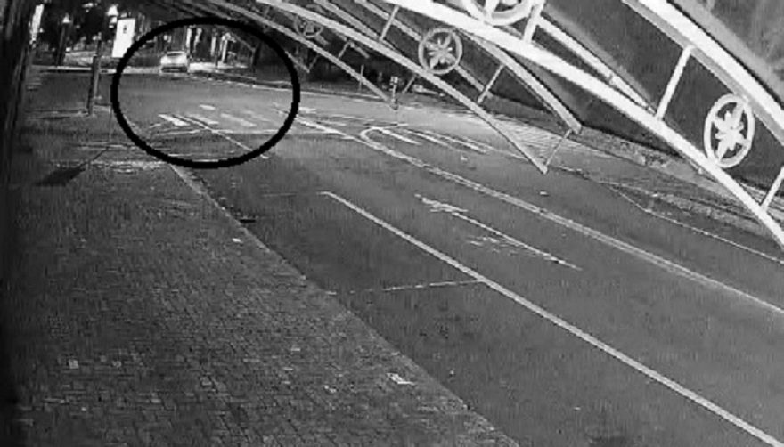Veja o momento em que BMW colide contra portão na Rua Erechim