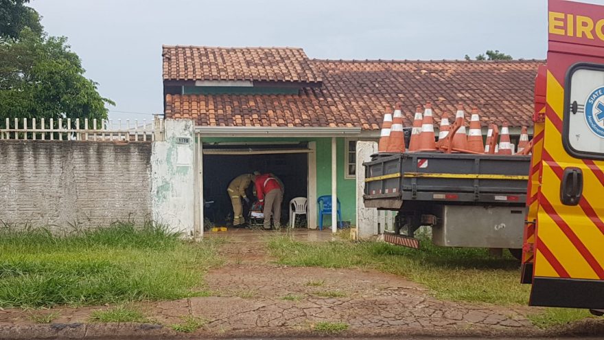 Homem tem suspeita de fratura no quadril após cair em casa