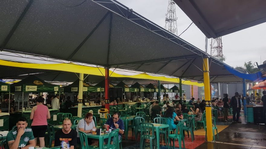 Cascavelenses já estão aproveitando o domingo na Feira do Teatro